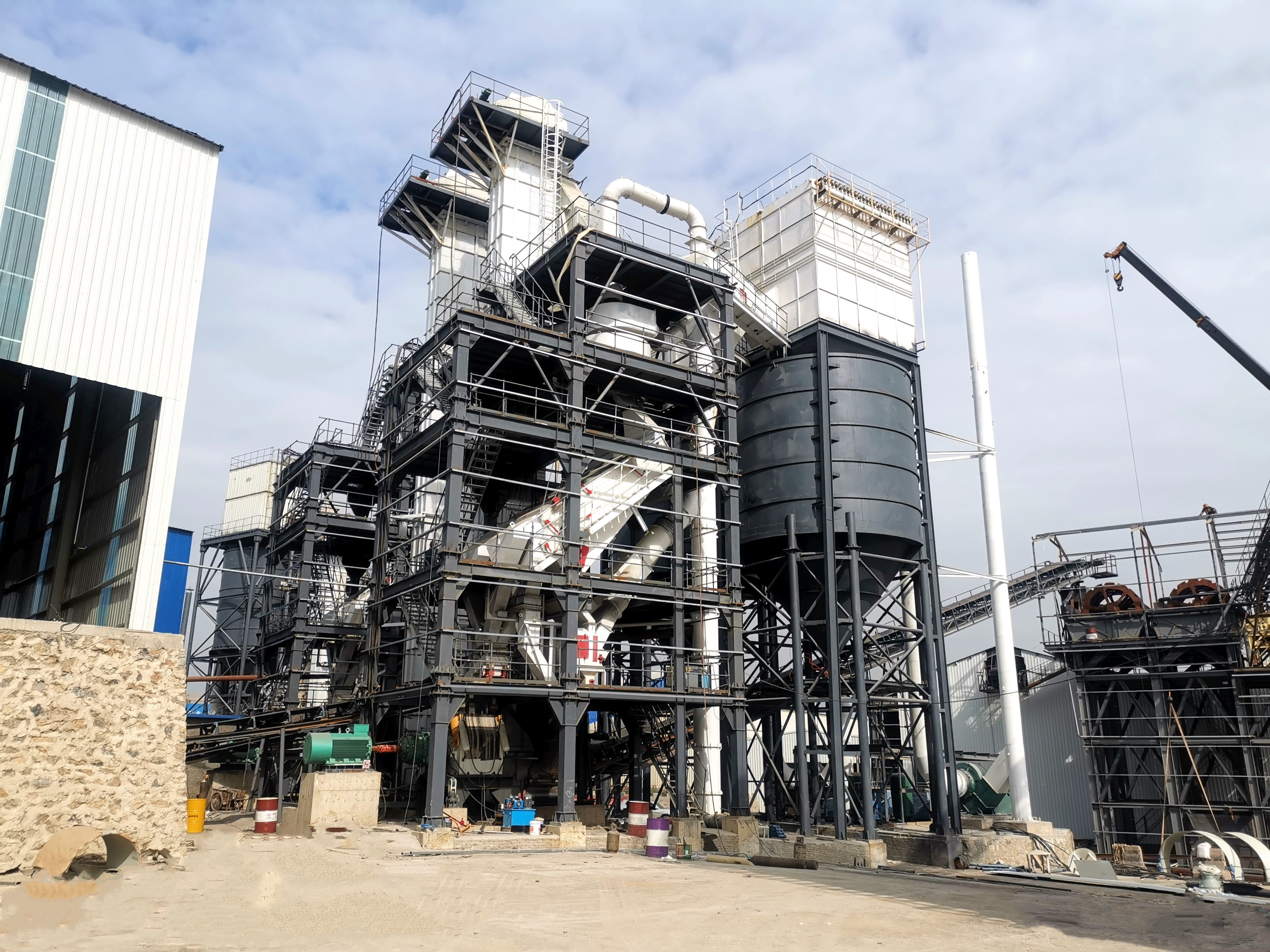 告別水洗與粉塵！環(huán)保制砂一體化樓，重塑行業(yè)新生態(tài)